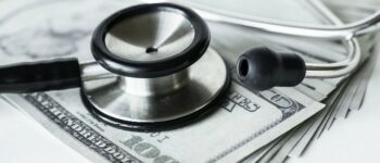 У МОЗ пояснили, куди скаржитись на вимагання грошей за проходження медкомісії